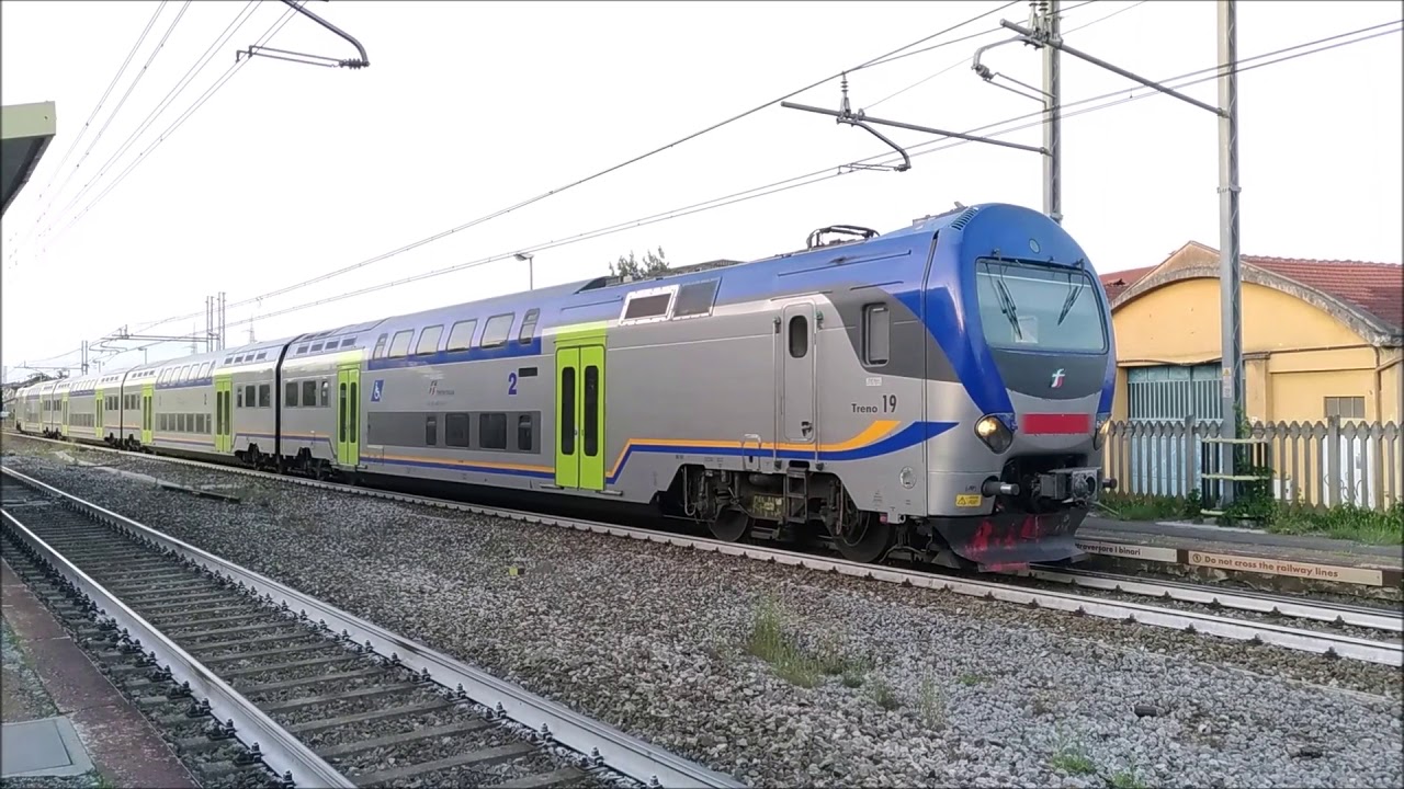Due treni a Villastellone. Two trains in Villastellone.
