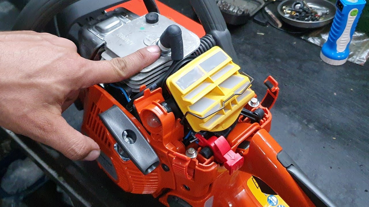 Manutenção preventiva em uma motosserra HUSQVARNA 445 ll