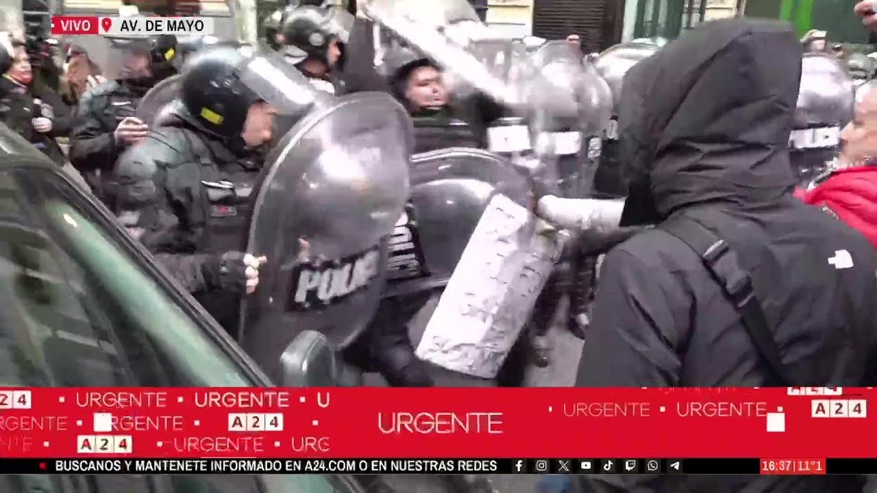 🔴EMPUJONES E INCIDENTES ENTRE POLICÍAS Y MANIFESTANTES EN LA MARCHA DE LOS MIÉRCOLES