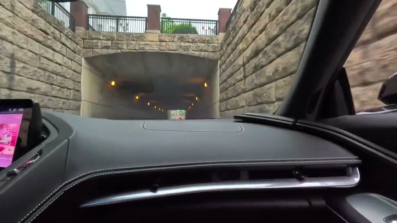 C8 CORVETTE SCREAM THROUGH TUNNEL