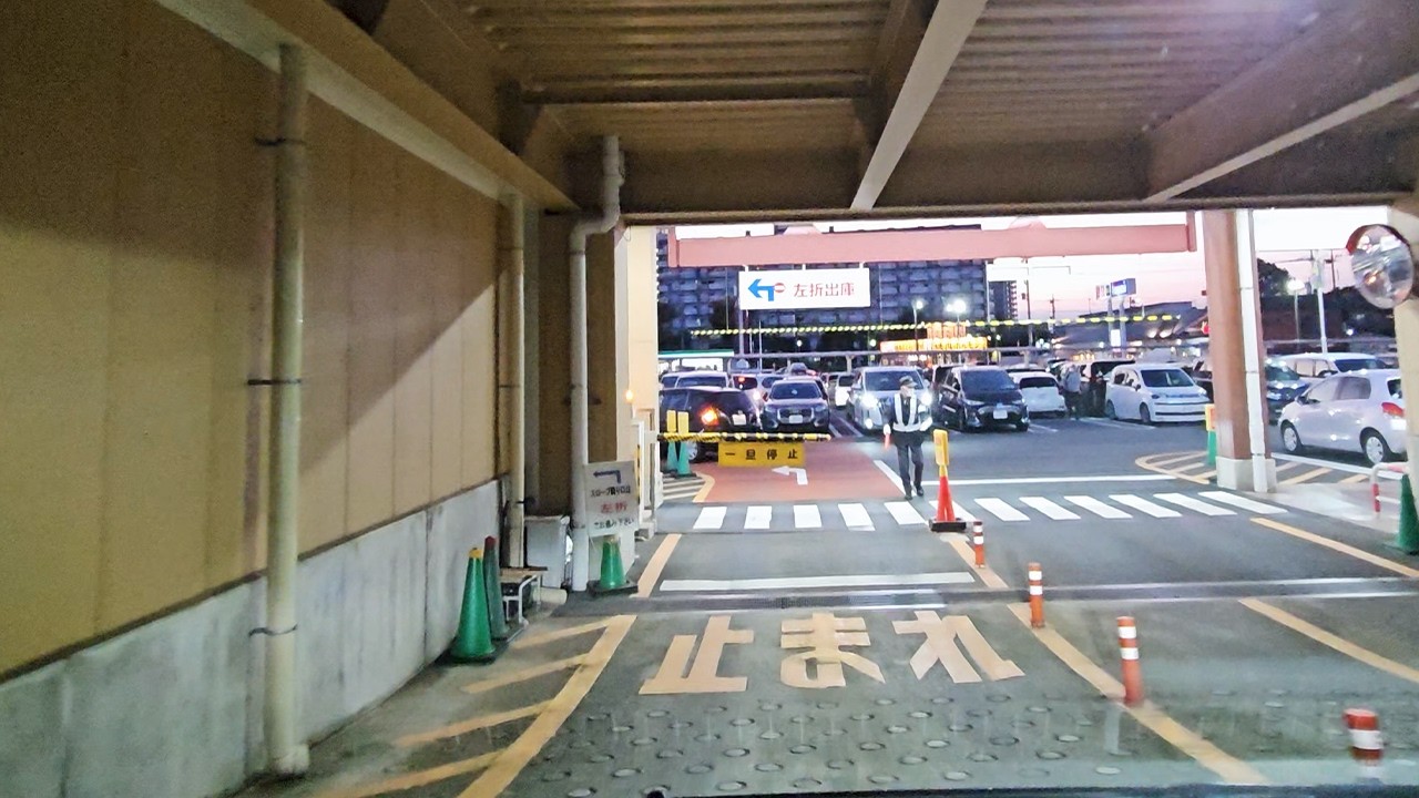 ザ・マーケットプレイス 所沢北原『屋上』駐車場出口から｜所沢市 北原町 ショッピングモール