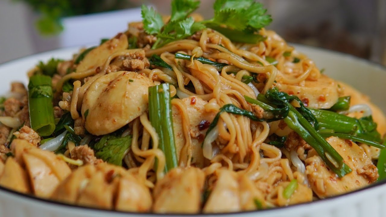 ခေါက်ဆွဲခြောက်နဲ့သုပ်ထားတဲ့ 