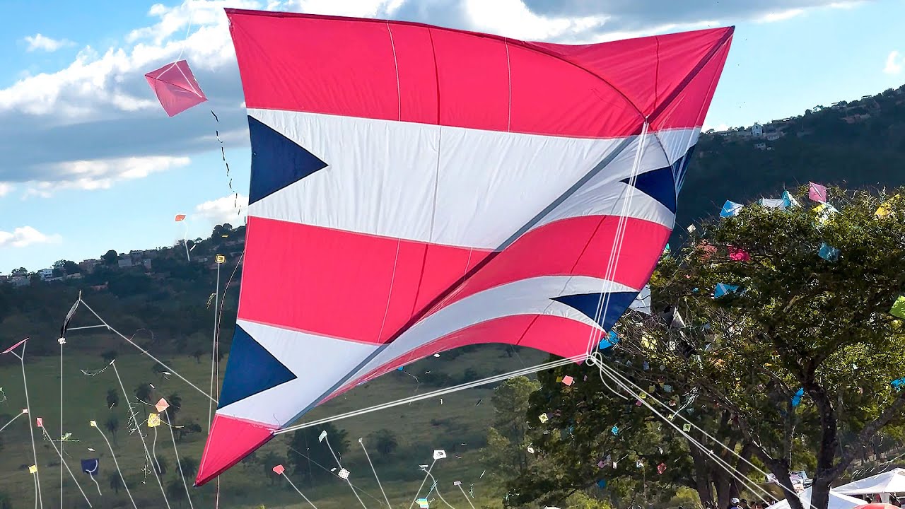 Pipa Giga no Meio de Milhares de Papagaios em Ribeir&atilde;o das Neves MG