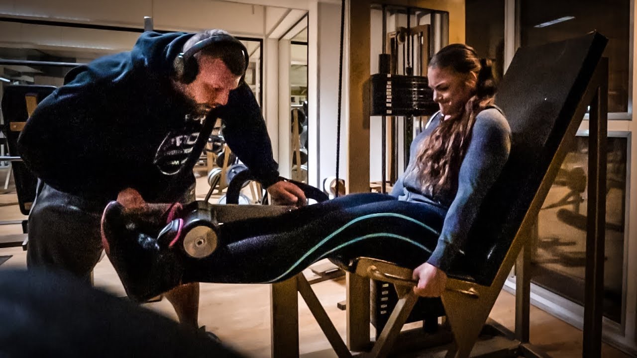 Adolf10 quält Viola im krassesten Oldschool GYM!