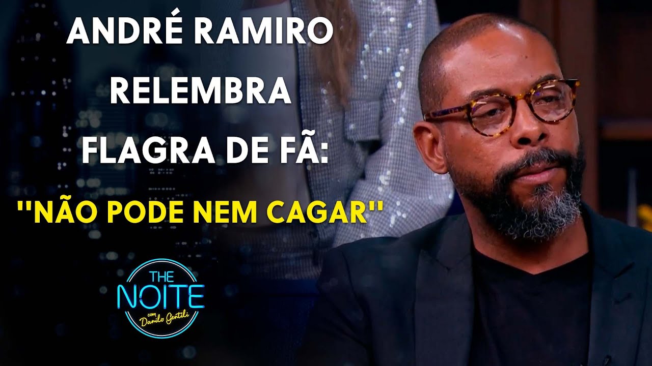 Ator Andr&eacute; Ramiro foi tietado dentro do banheiro por um f&atilde; | The Noite (30/06/23)