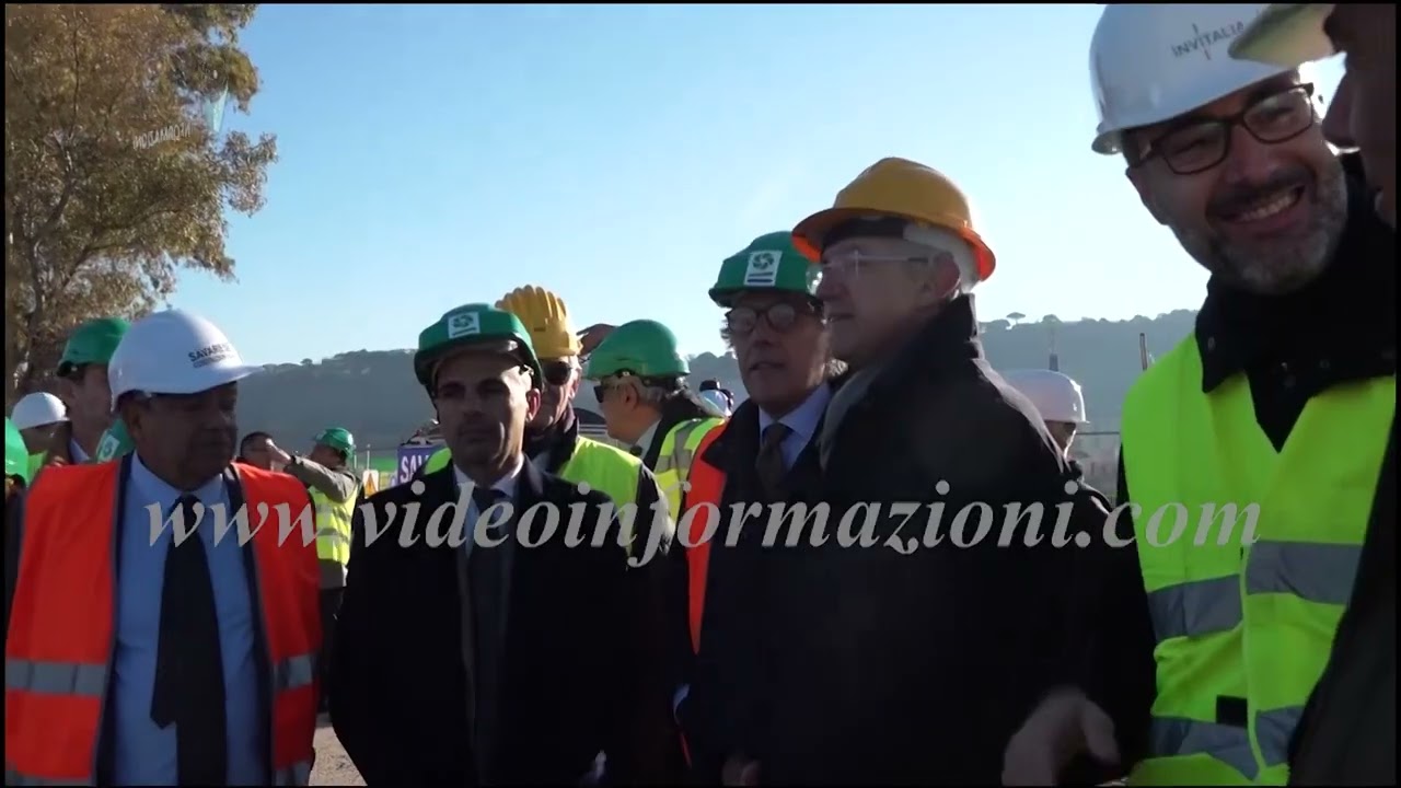 Bagnoli, iniziano le demolizioni: operai a lavoro per tombare colmata