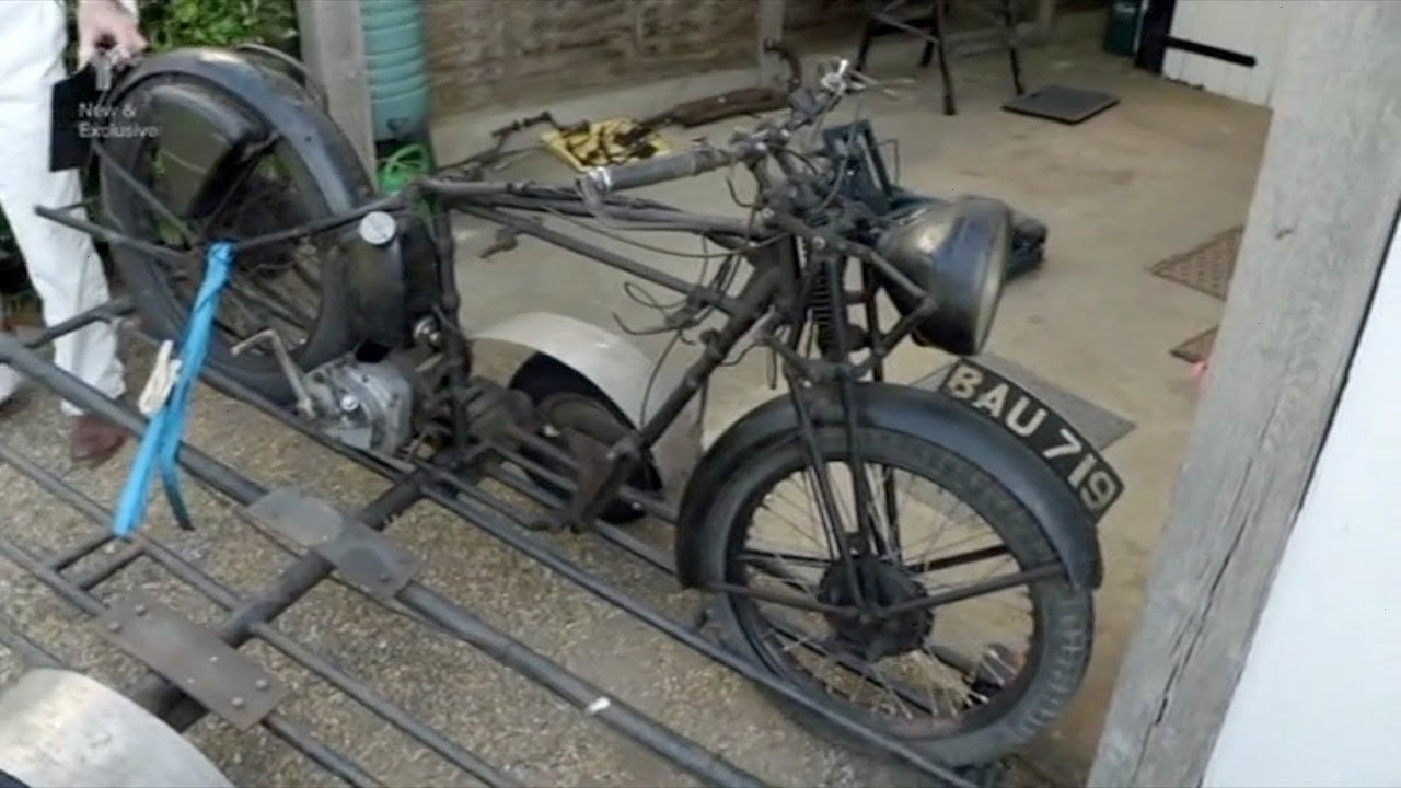 Perry Barwick and the Triumph L21 - Secrets of the Transport Museum.