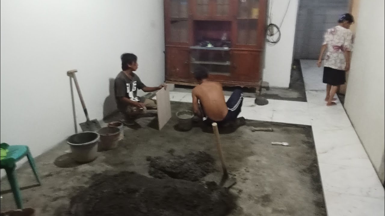 Alhamdulillah gone ibu Suti sudah di pasang kramik pak tukang dari maLidia andalan 