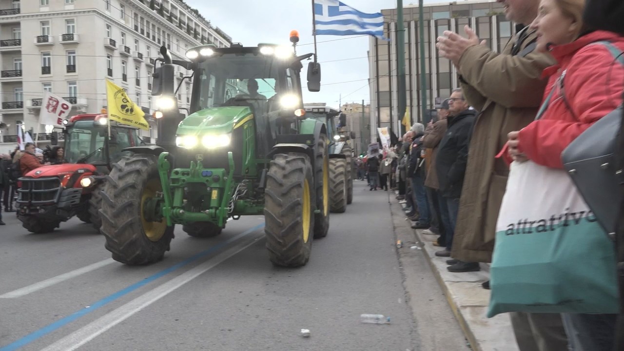 Στο Σύνταγμα έφτασαν αγρότες και τρακτέρ για το συλλαλητήριο της Πανελλαδικής Επιτροπής των Μπλόκων