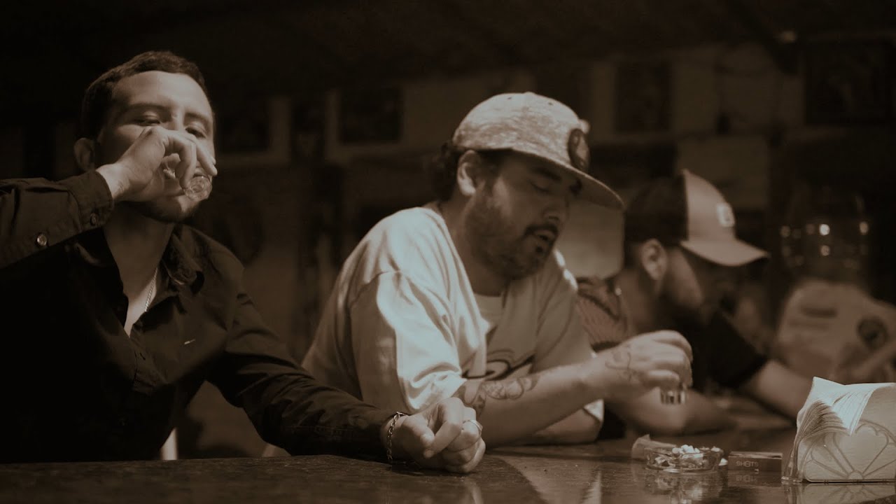 UN TRAGO AL SUELO - FLYPER FEAT. SEVEN KILLAH, SORU BLACK ONE (ILUMINATIK) [VIDEO OFICIAL]