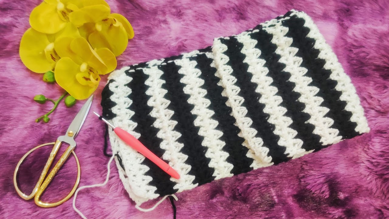 Shakerastouch is live! Crochet Muffler 🤍🖤. 