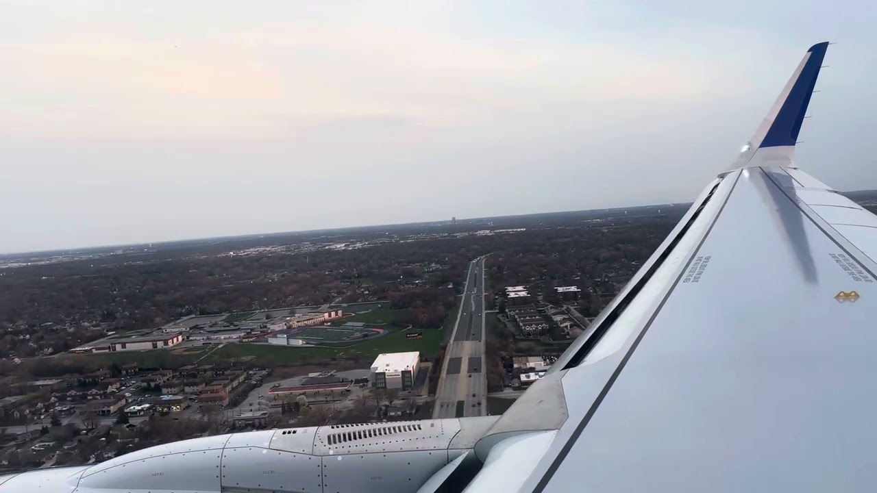United A321neo Landing in Chicago (ORD)