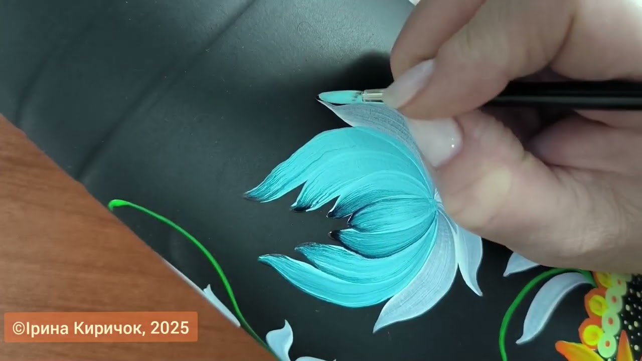Петриківський розпис з вишивкою від @Kyrychok_art 