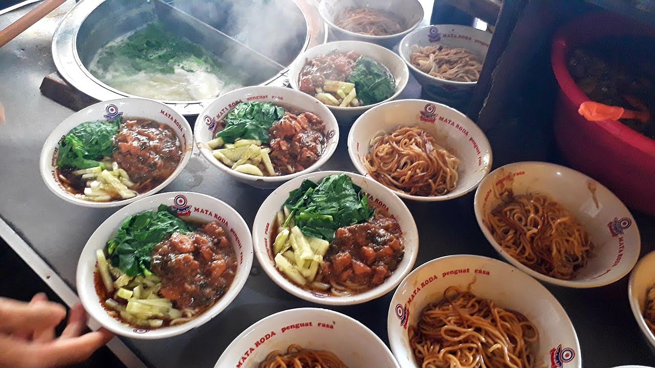 JUALAN DI PELOSOK DESA TAPI LARIS BANGET!!! Mie Ayam Bendung Tegal Ibu Edi Sutrisno Jogja