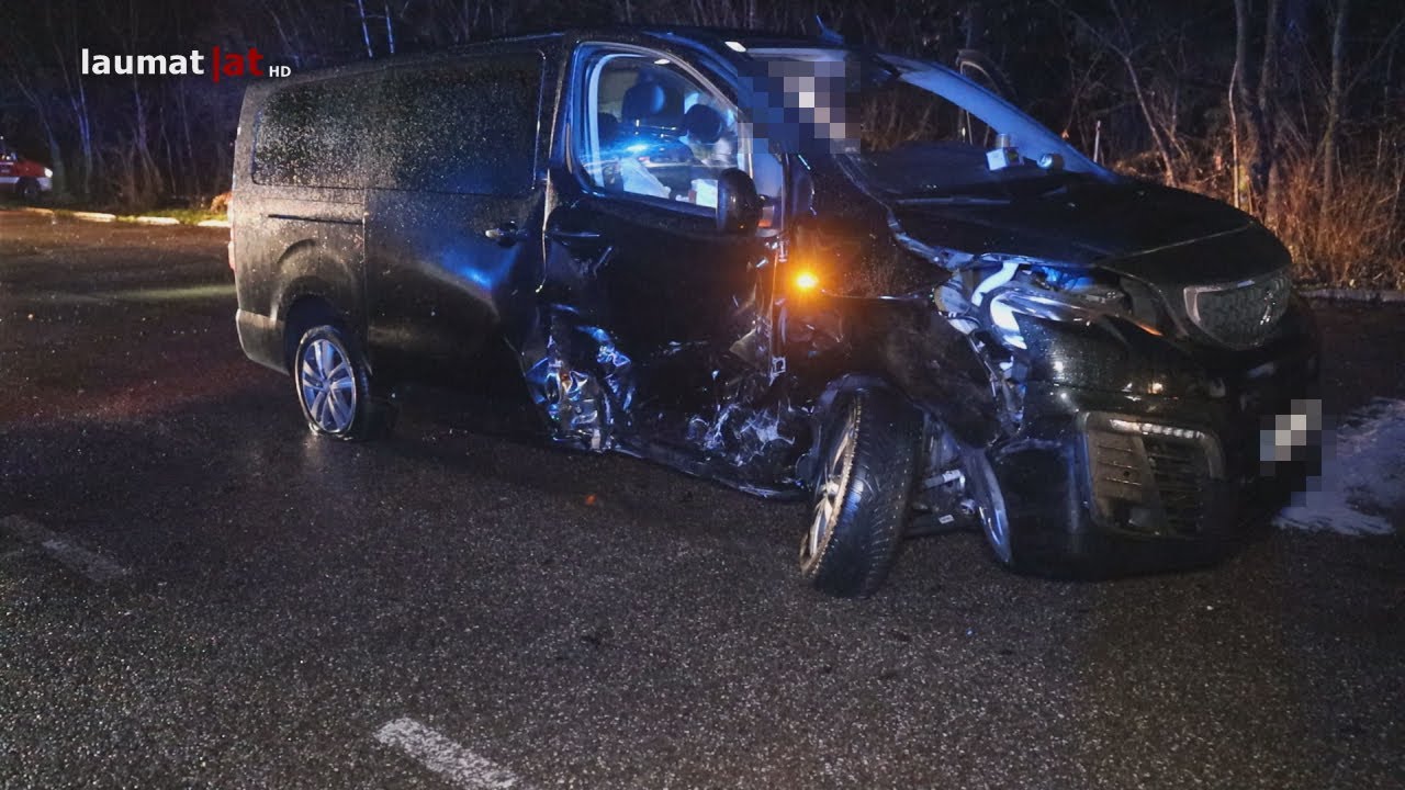 Vier Verletzte bei schwerem Kreuzungscrash in Roitham am Traunfall