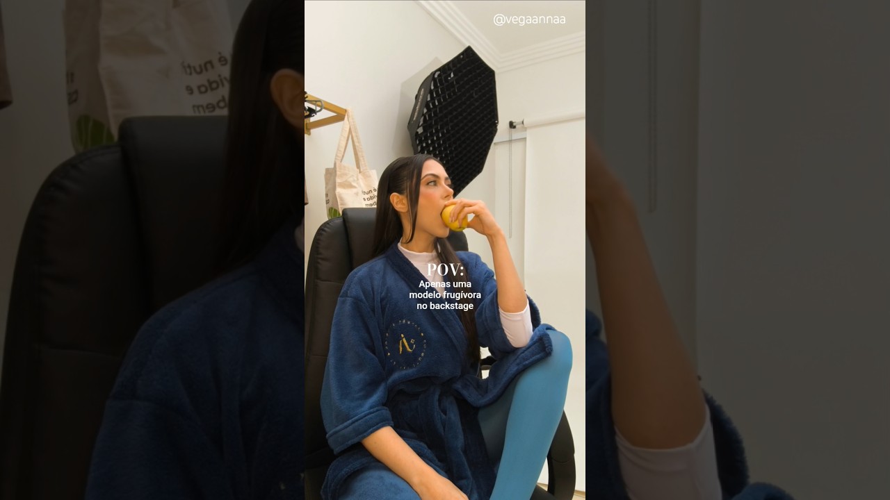 MODELO VEGANA FRUG&Iacute;VORA NO BACKSTAGE 🍌🍎💙 #frugivora #food #modelo #dieta
