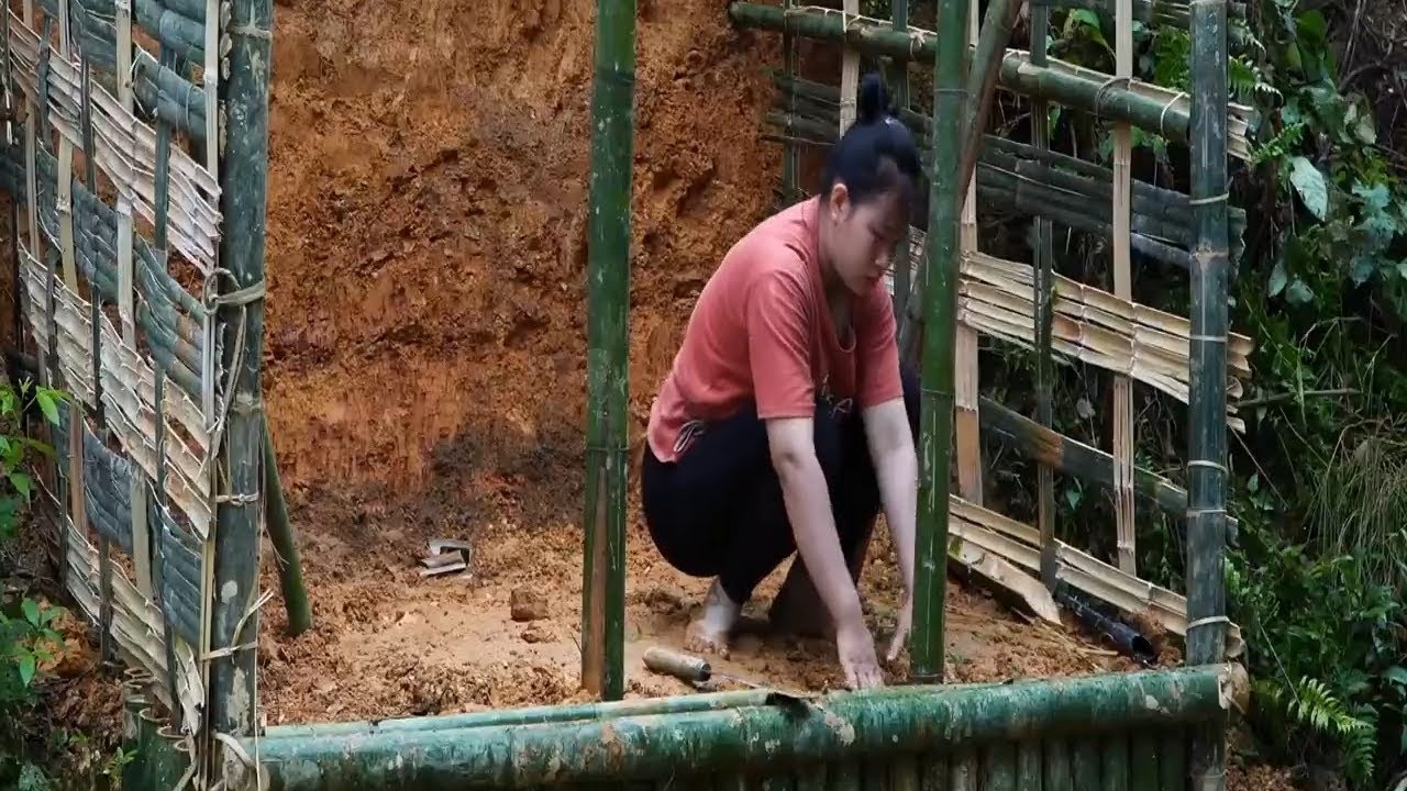 Driven out of her home by her cruel husband,the single mother built a new life in a bamboo house