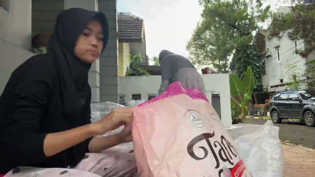 Satu Hari yang Bermanfaat bagi Masyarakat - Tugas PKN Aghniya Alifa XII-6