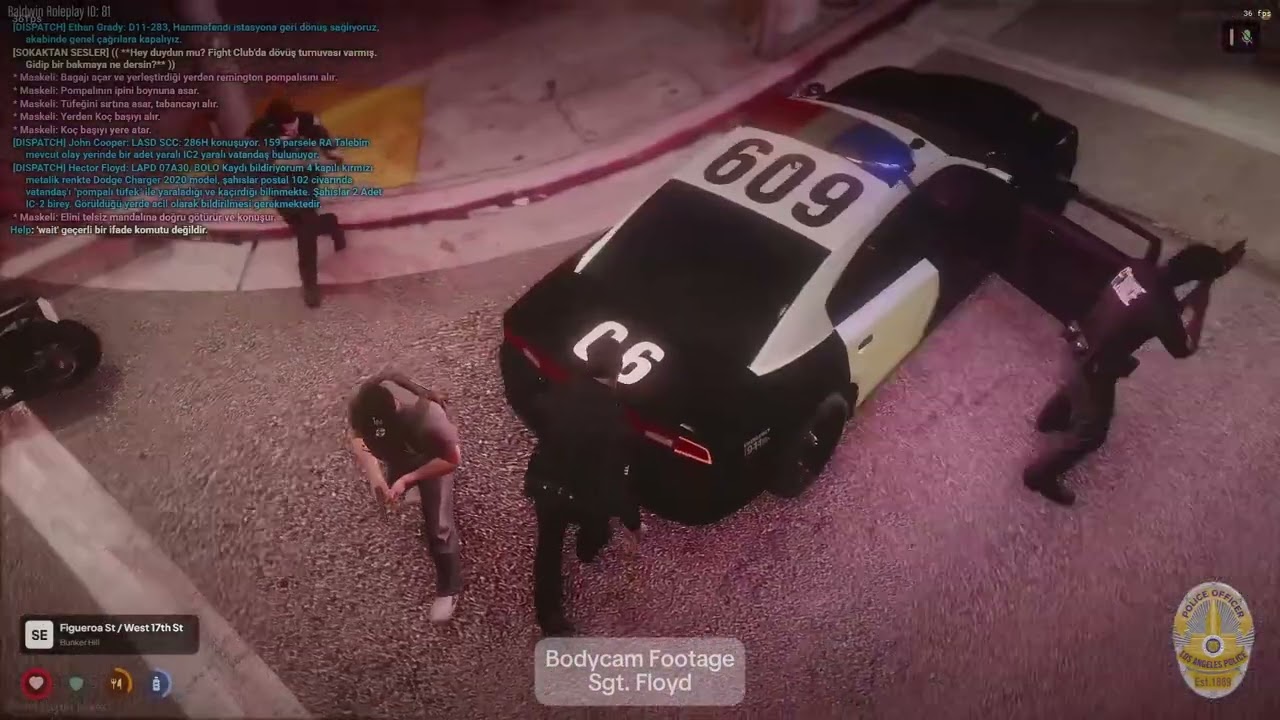 LAPD Memurları bölgeden gelen silah sesine yönleniyor.