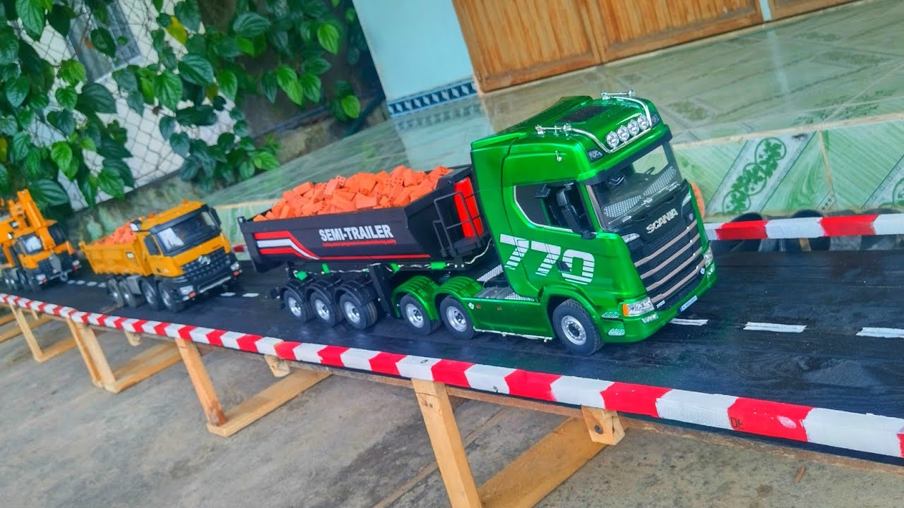   huina 1501 pro and huina 1536 transporting bricks to a construction site#rcmodel82 