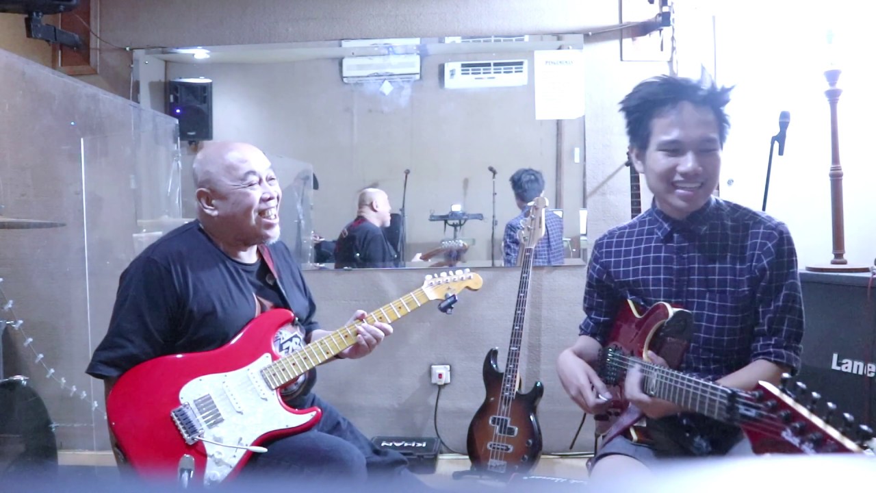 Royyan jamming with Donny Suhendra (Krakatau) over some chord changes