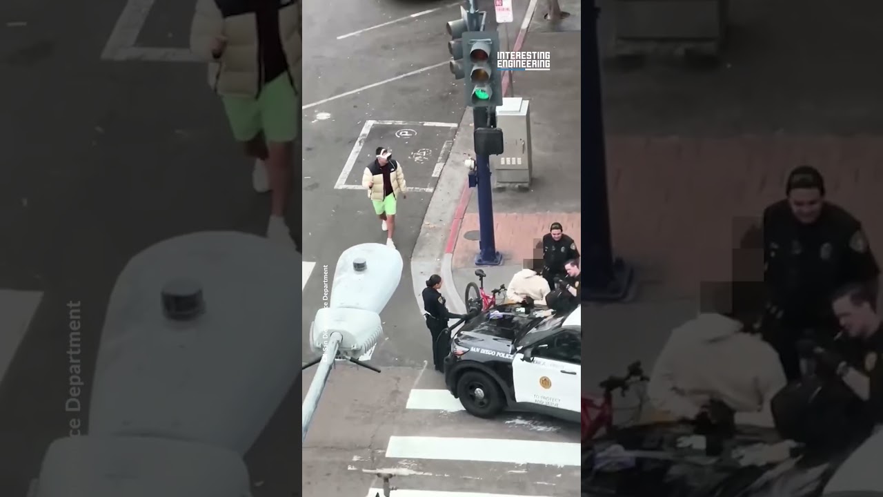 Полицейские в замешательстве, когда мужчина в VR-гарнитуре переходит улицу