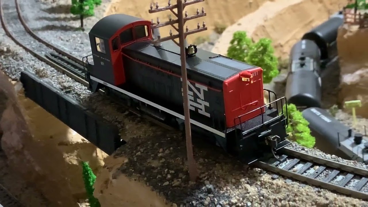 HO Scale Broadway EMD SW1200 DC or DCC Sound Diesel Switcher NH NEW HAVEN #651