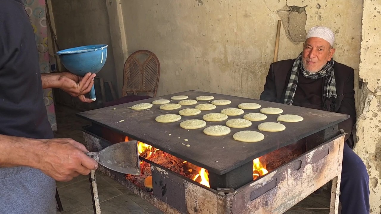 سليم البيوك يُعدّ القطايف على الحطب في خان يونس محافظًا على تقاليد رمضان منذ أكثر من 20 عامًا