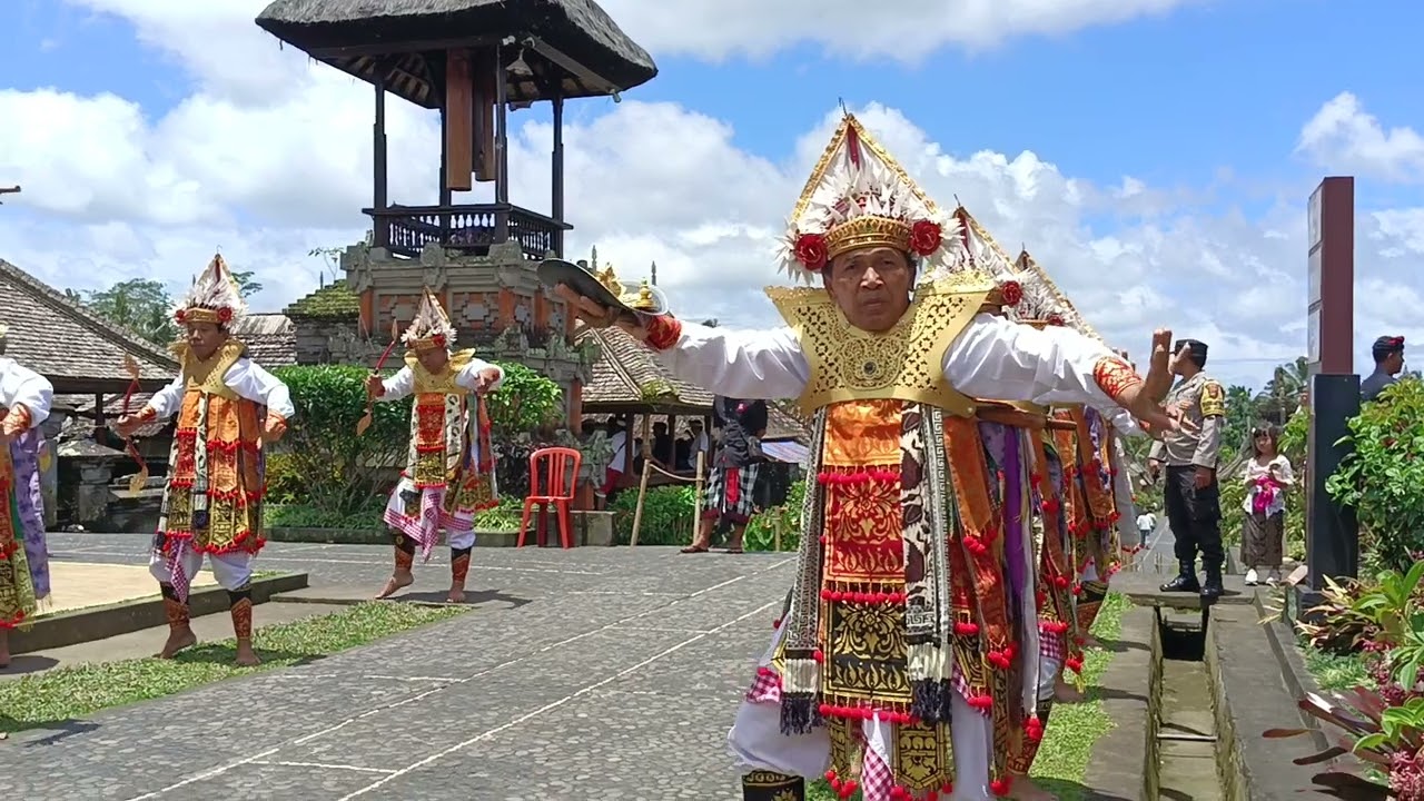 Tarian Baris Presi dan Baris Panah menggambarkan perang jaman dulu 