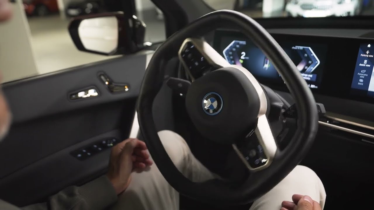 Die zahlreichen Funktionen der Parkassistzenzsysteme im BMW Operating System 8 // BMW How-To