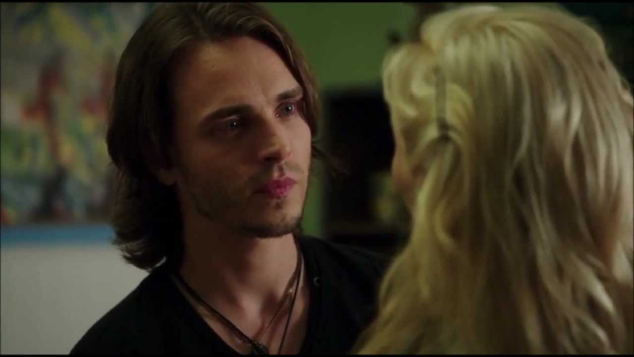 Avery bein' nice to Scarlett - Jonathan Jackson in 
