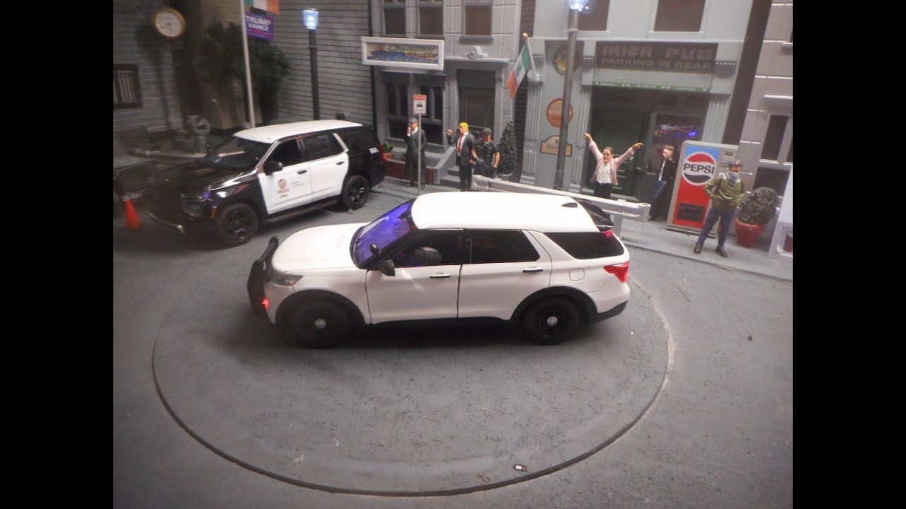 Unmarked Police 1/24 scale Ford Explorer with lights.