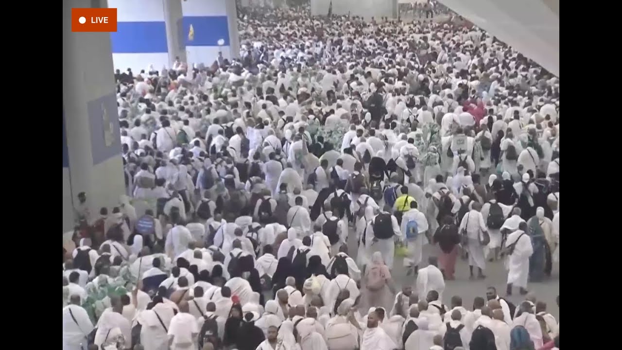 Muslim pilgrims hurl stones during 