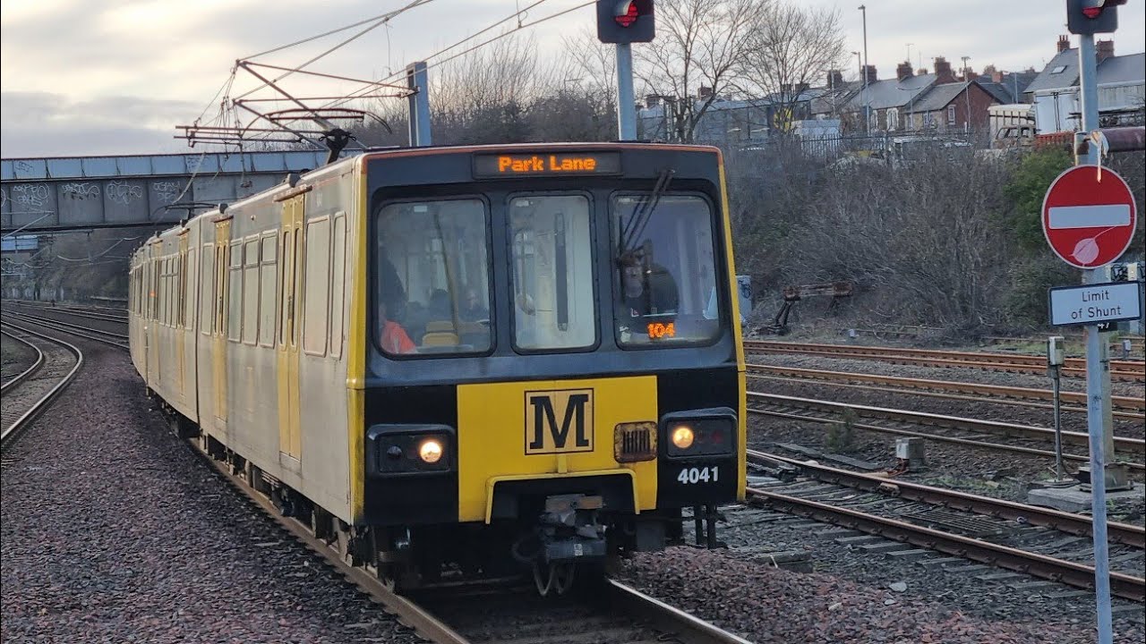 Tyne and Wear Metro: Metrocar 4041 between Regent Centre and Callerton Parkway | Green Line