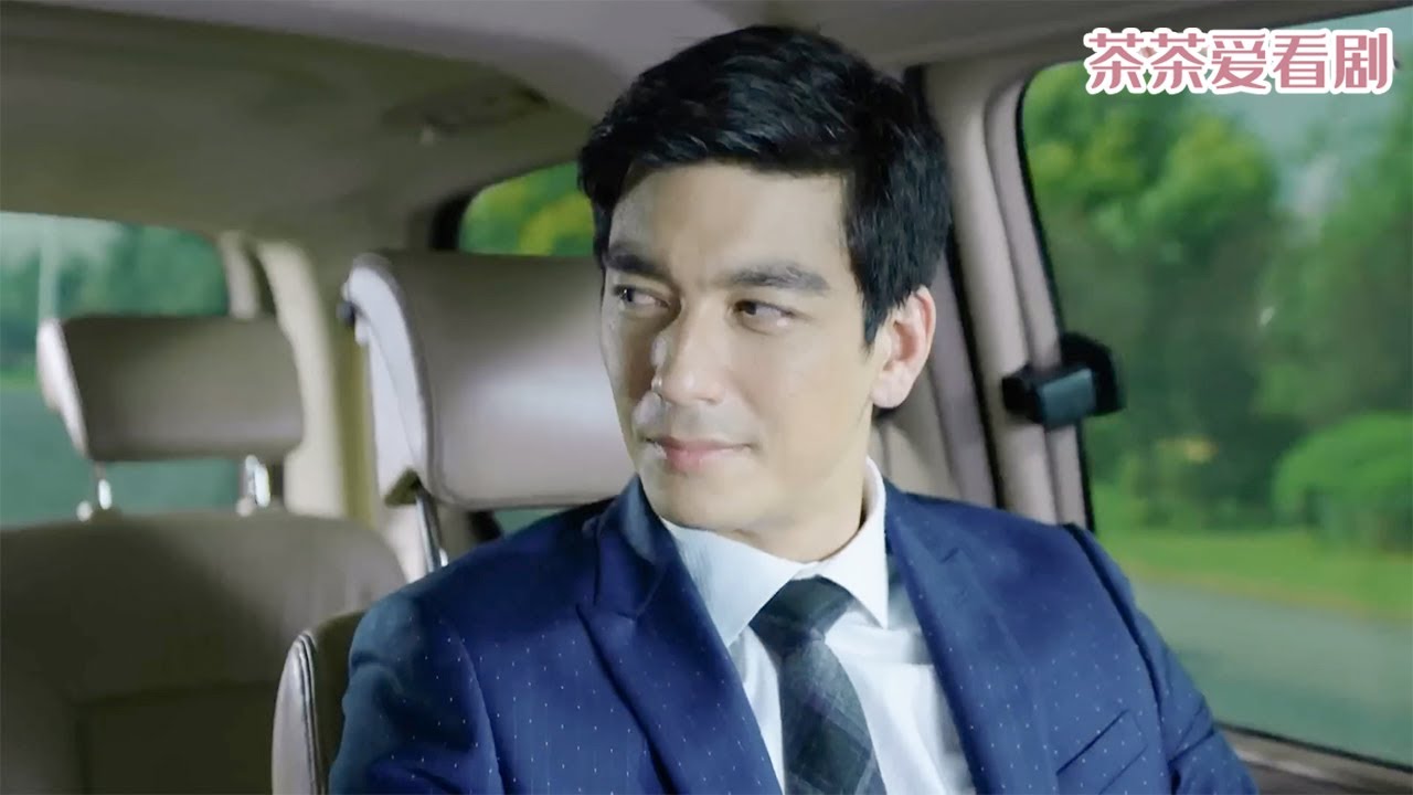 Серьезный взгляд девушки такой милый, генеральный директор очарован ею