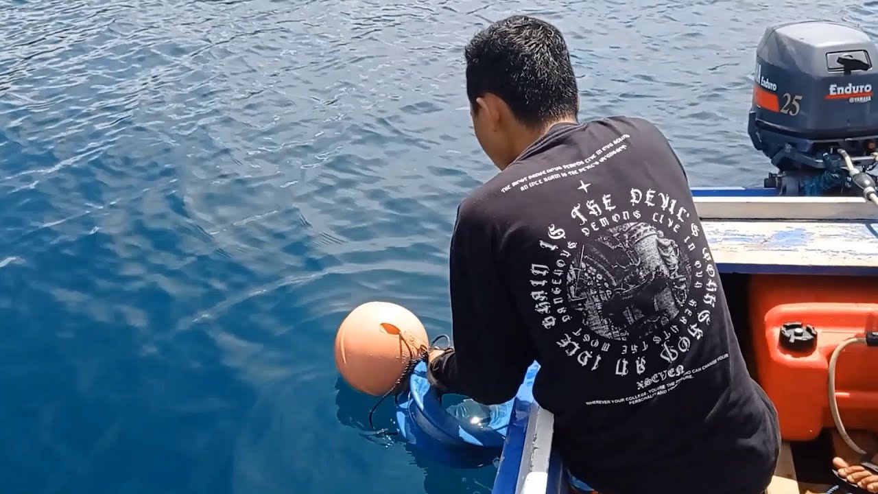 Mengoperasikan rawai dasar (bottom longline) sederhana di Pantai Kaleheng Kuma