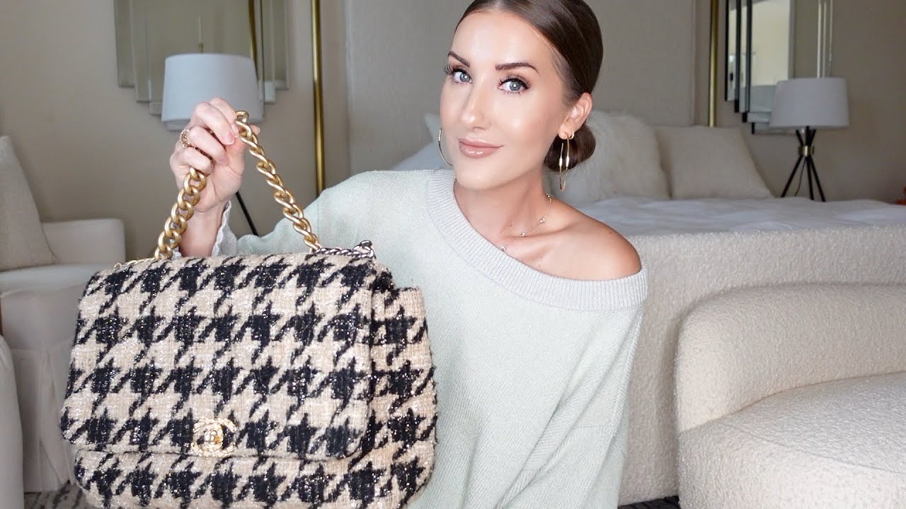 WHAT'S REALLY IN MY BAG... AND ALL ABOUT THE CHANEL