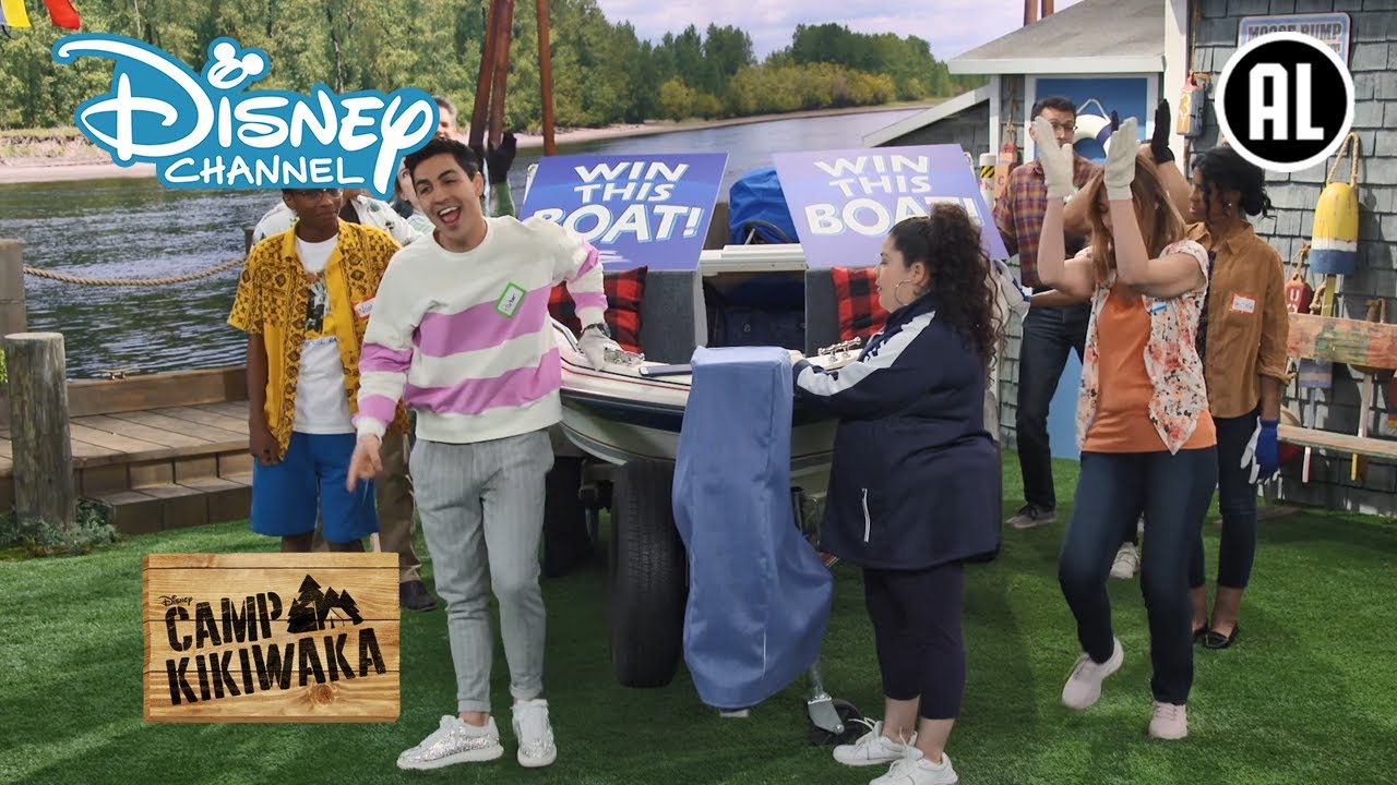 Camp Kikiwaka | Une course de bateaux | Disney Channel BE