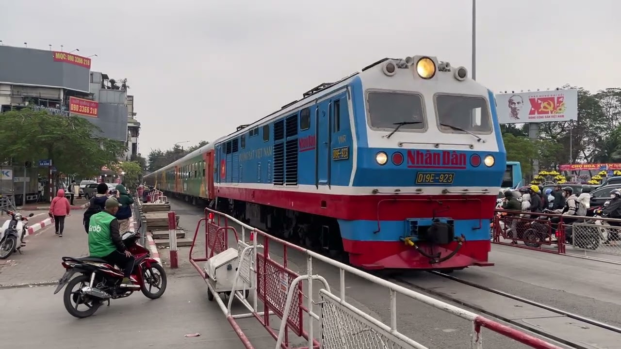 D19E-923 🇻🇳 kéo tàu SE5 màu sơn đặc biệt của báo Nhân Dân kép D19E-927 @thiemthu927 ngày 2/2/2026