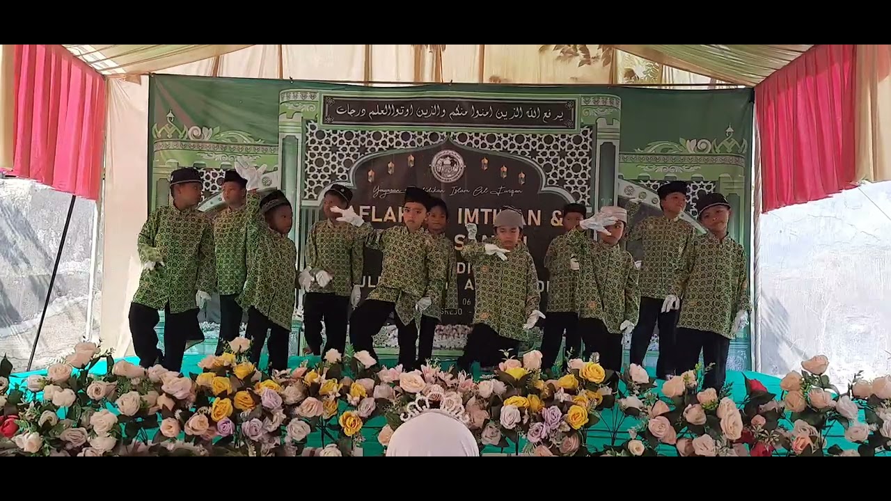 Menampilkan Tarian 