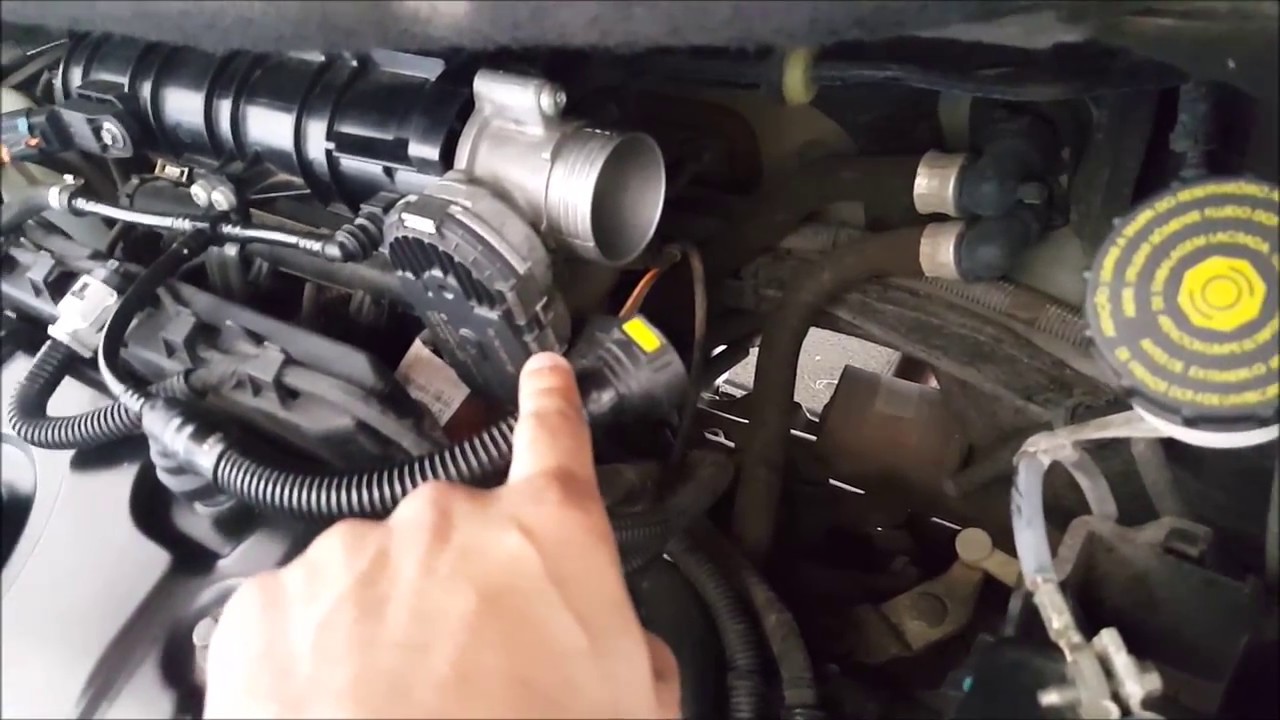 Processo de troca do filtro de ar e limpeza do corpo de borboleta - Peugeot 208