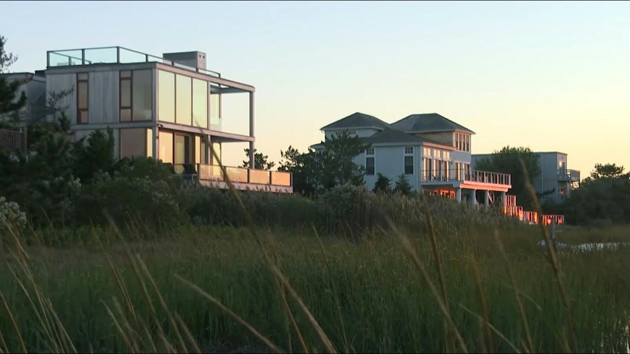 Los neoyorquinos huyen del virus a su burbuja dorada de los Hamptons | AFP