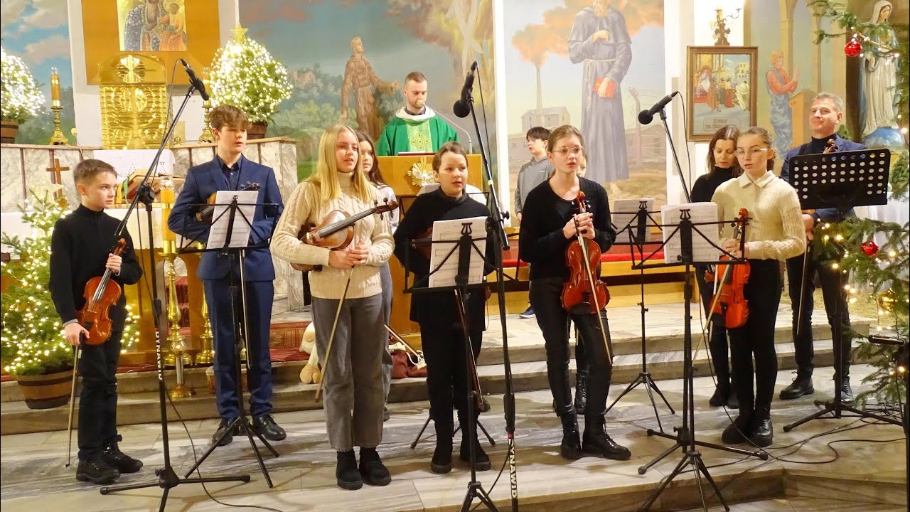 Gra zespół skrzypcowy „ Unisono „ ze Szkoły Muzycznej w Nowej Soli