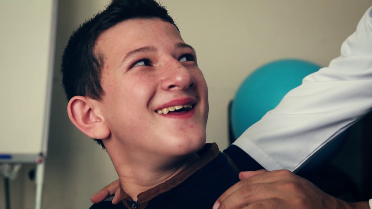 مشروع علاج الصم والبكم عبر توزيع سماعات على الأطفال المصابين بإعاقات سمعية