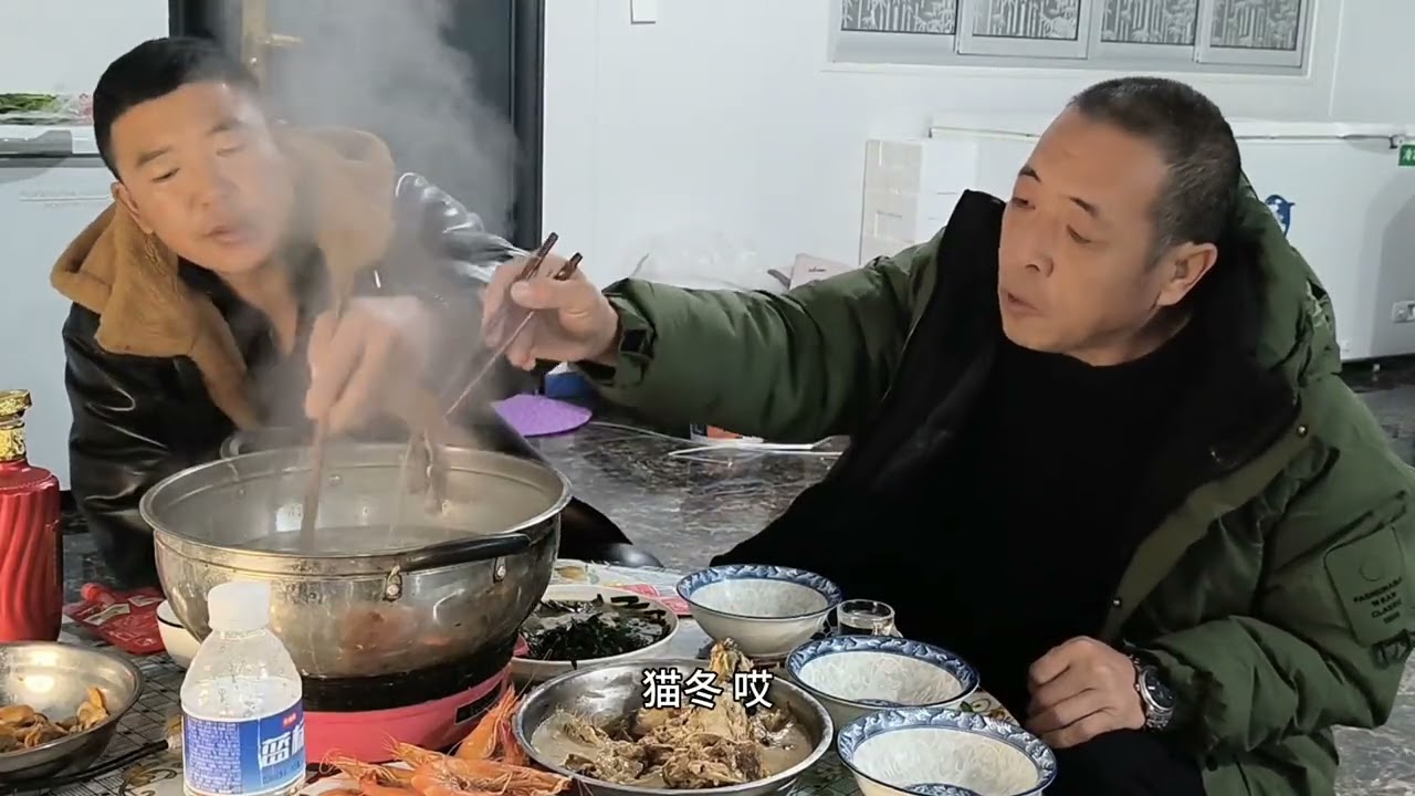 向春来了涮火锅，喝大酒真伤身体，老桑连一杯还魂酒都喝不了 #我的乡村生活一般人不知道是什么