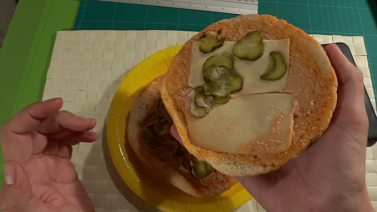 MEGA sumuštinis su vištienos kebabu ir marinuotais agurkais iš Mantingos