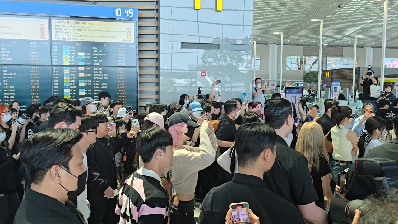 Ive and hundreds of fans Incheon Airport Departure 250530
