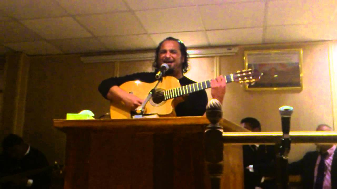 iglesia de san roque canta el HERMANO COCO.