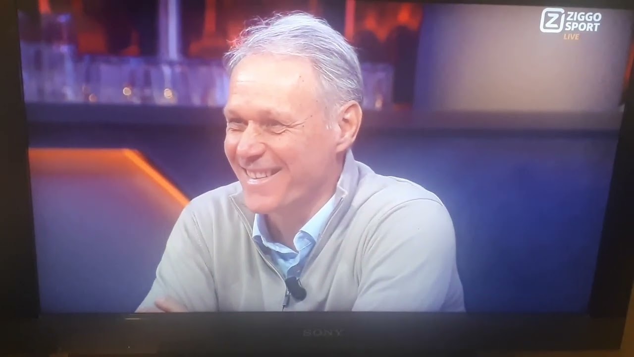 Paul Bosvelt dist Marco van Basten tijdens live uitzending van Rondo 25-11-2024