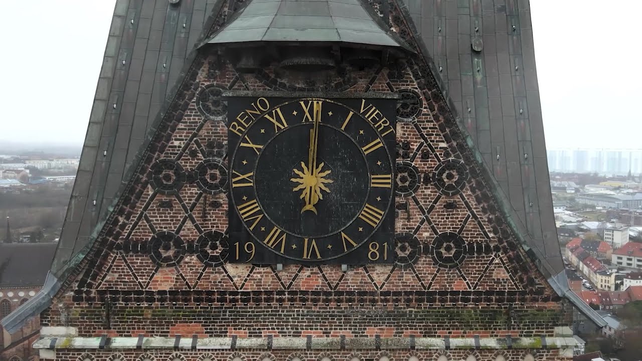 Kirchturmuhr von St. Marien in Wismar wurde repariert